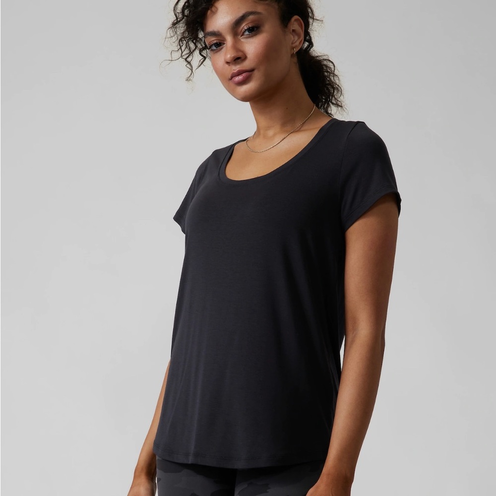 Athleta short sleeve crew neck tee S